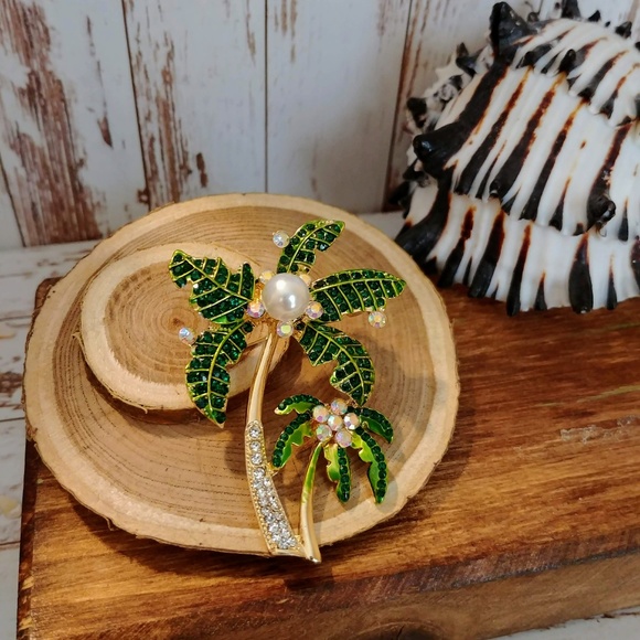 Jewelry - Crystal Palm Tree Pin